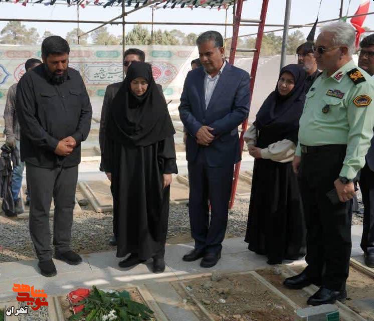 ادای احترام شینا انصاری معاون رئیس جمهور به شهدای مقاومت در بهشت زهرا