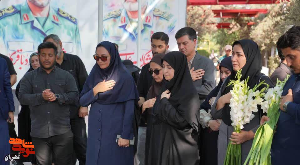 ادای احترام شینا انصاری معاون رئیس جمهور به شهدای مقاومت در بهشت زهرا