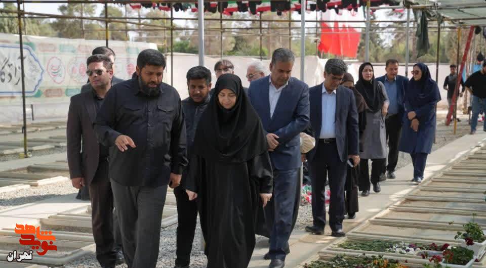 ادای احترام شینا انصاری معاون رئیس جمهور به شهدای مقاومت در بهشت زهرا