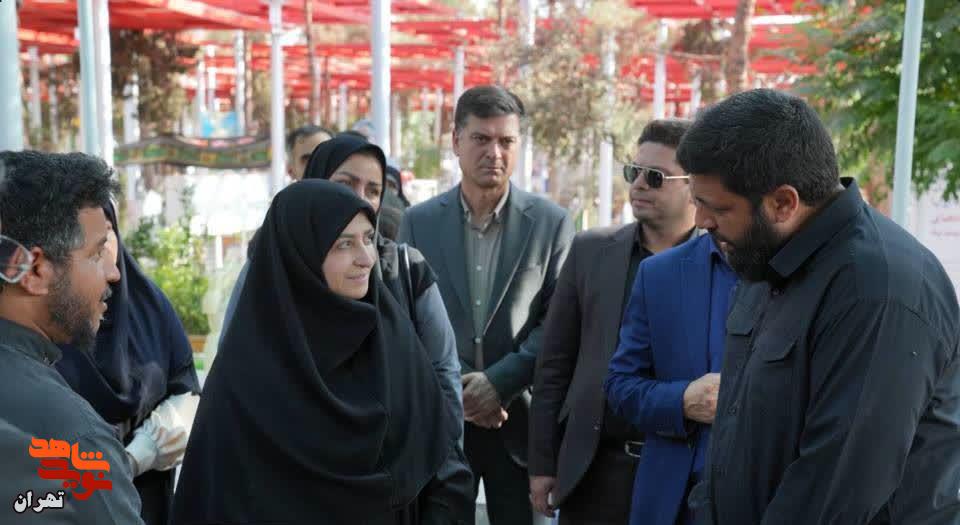 ادای احترام شینا انصاری معاون رئیس جمهور به شهدای مقاومت در بهشت زهرا