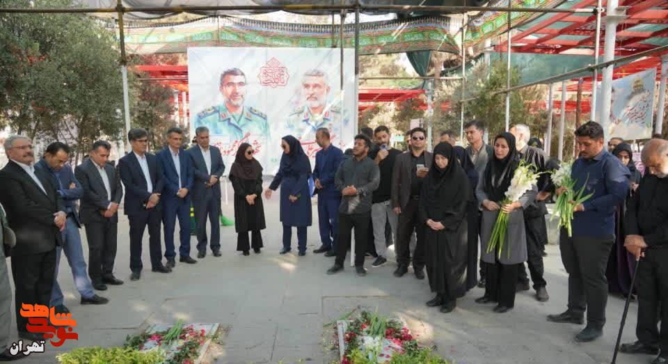 ادای احترام شینا انصاری معاون رئیس جمهور به شهدای مقاومت در بهشت زهرا