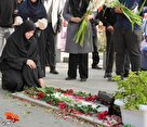 ادای احترام شینا انصاری «معاون رئیس جمهور» به شهدای مقاومت در بهشت زهرا(س)