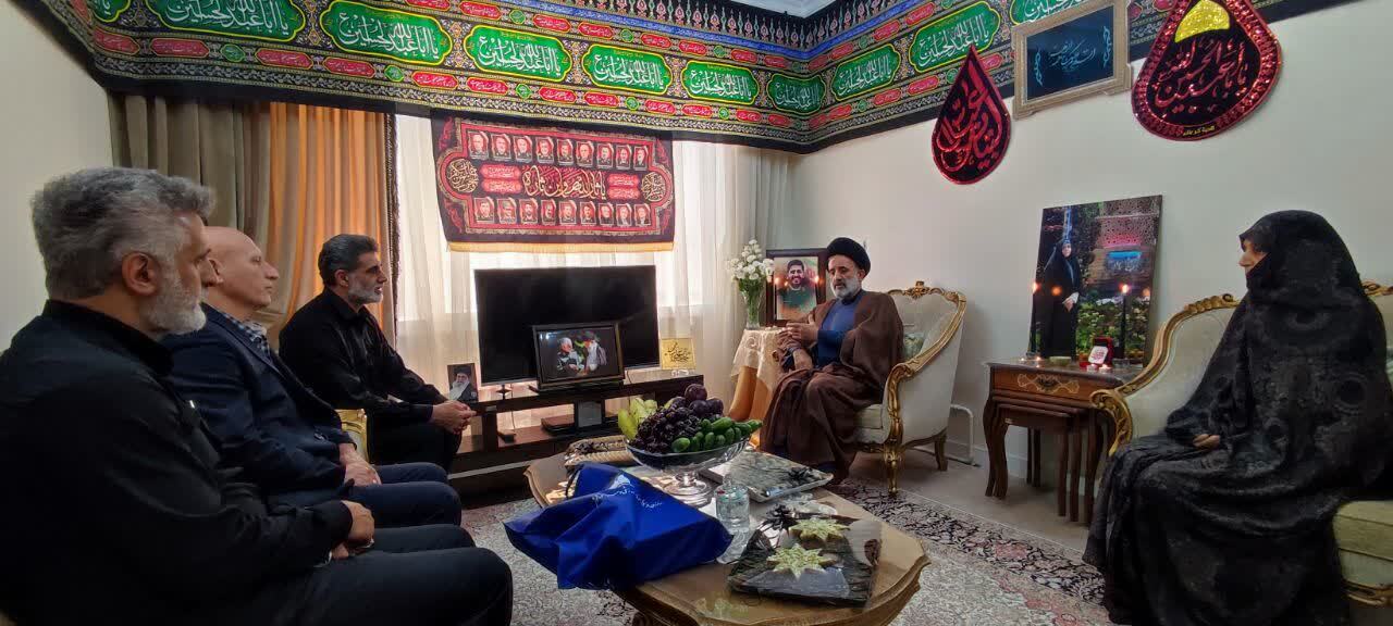 دیدار نماینده ولی‌فقیه در بنیاد شهید و امور ایثارگران با خانواده شهید محسن شاه‌نظری
