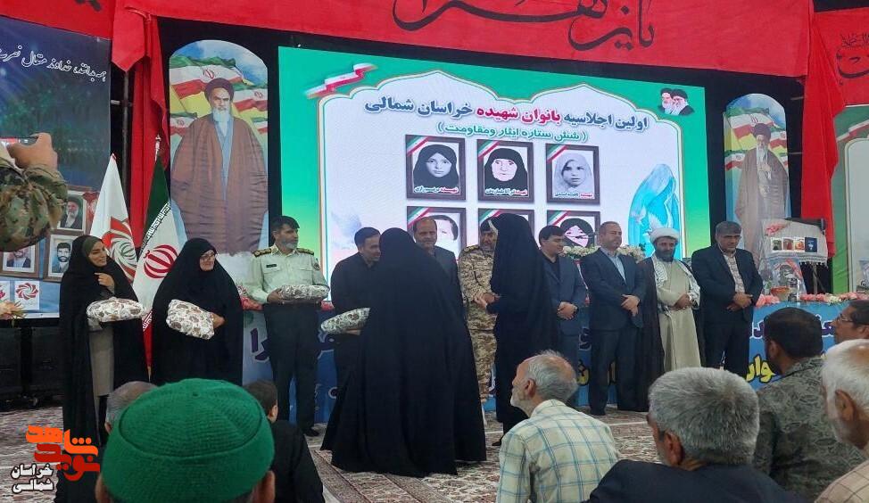 تصاویر/برگزاری نمایشگاه عکس و رونمایی از چهار عنوان کتاب انتشارات معبر با موضوع زن و دفاع مقدس خراسان شمالی