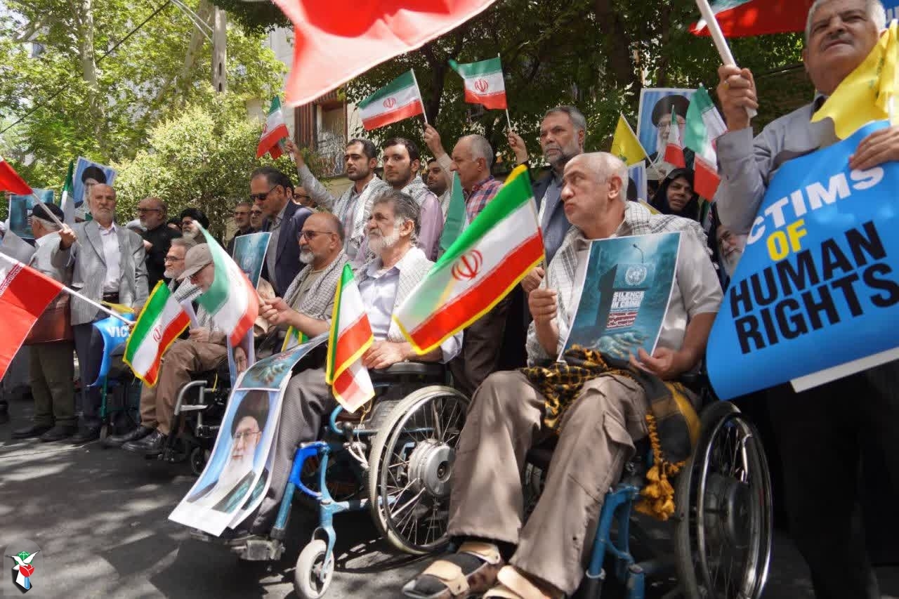 تجمع  جمعی از خانواده‌های شهدا مقابل دفتر سازمان ملل در تهران