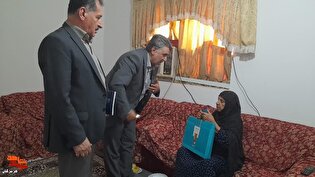 دیدار مسئولان بیمه دی و بنیاد شهید با هفت خانواده‌ ایثارگر بندرعباس