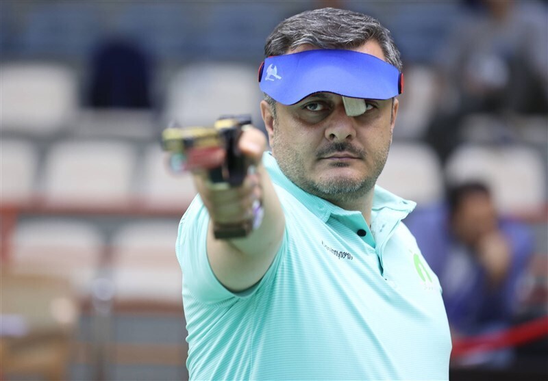 اهدای مدال جوهری‌خو به خانواده شهید طهرانی‌مقدم + عکس