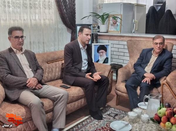 دیدار مدیرکل بنیاد شهید لرستان با خانواده شهید «علیرضا کرم زاده»