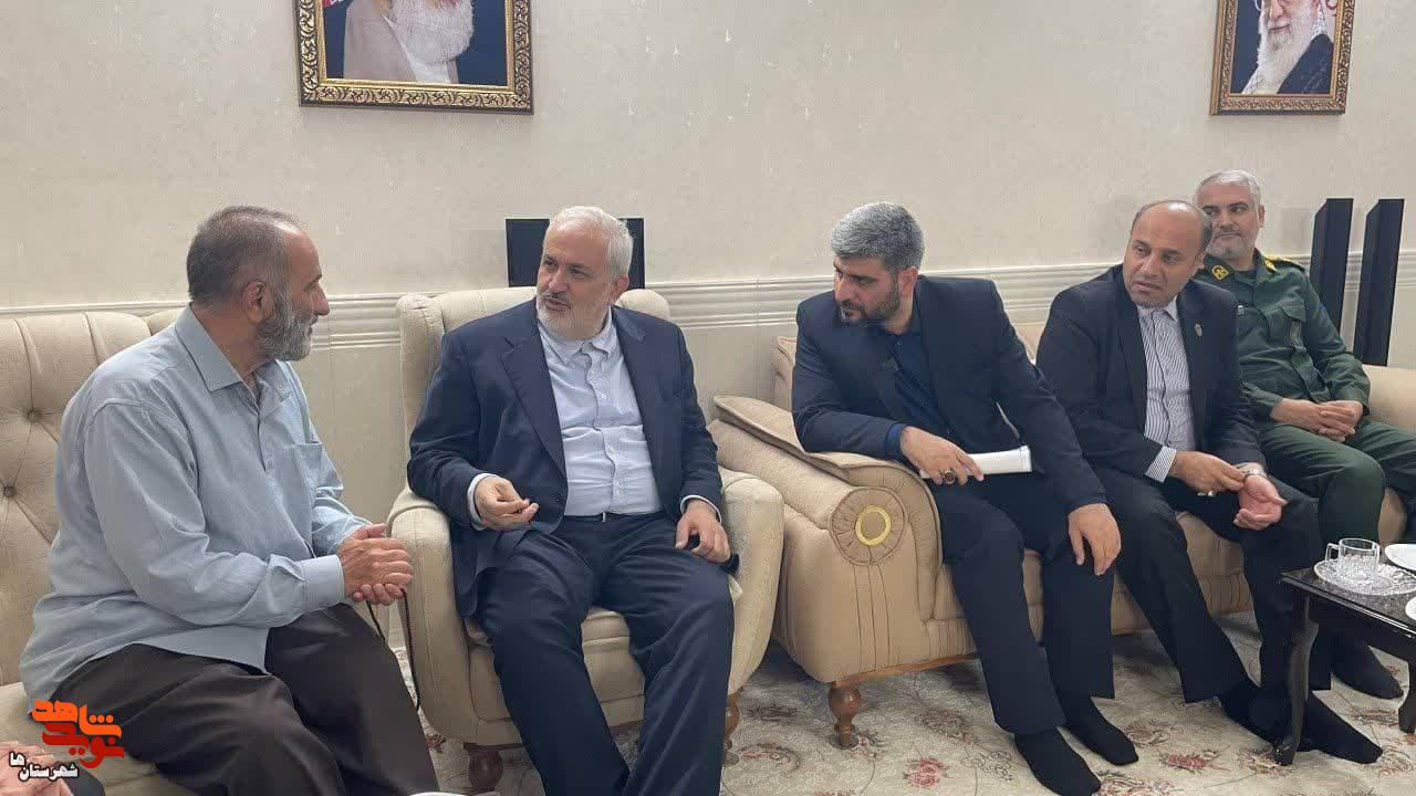 وزیر نیرو با خانواده شهید «محسن برکان» در ورامین  دیدار کرد