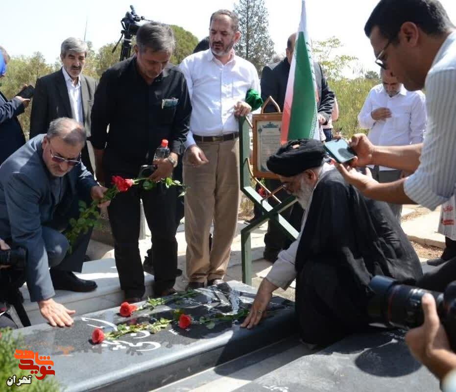 گزارش تصویری/مراسم عطرافشانی و گلباران شهدای هفدهم شهریور سال ۵۷ برگزار شد