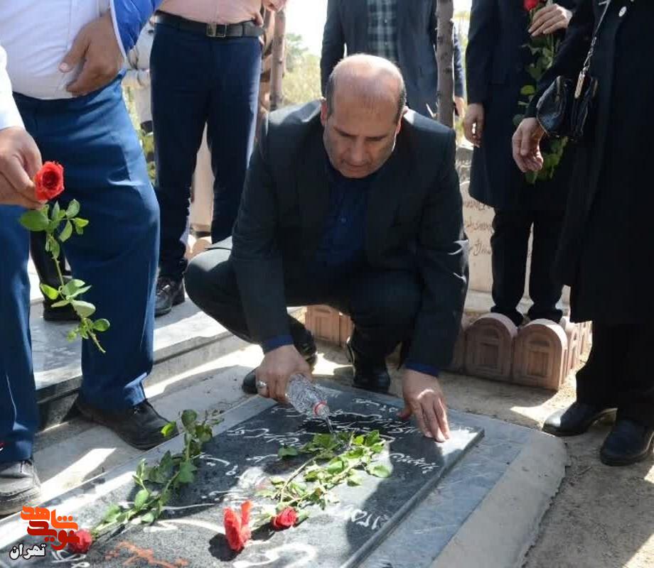 گزارش تصویری/مراسم عطرافشانی و گلباران شهدای هفدهم شهریور سال ۵۷ برگزار شد