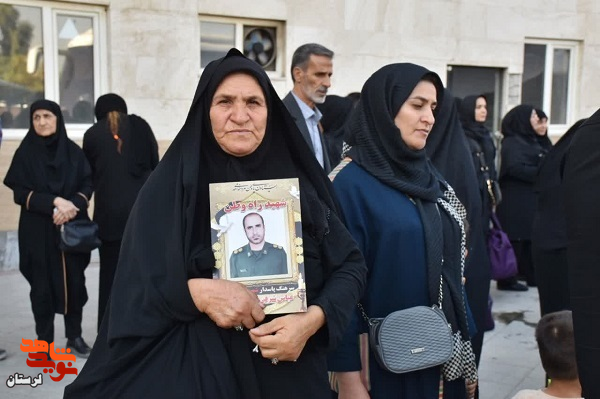بدرقه خانواده شهدای اقتدار ایران جهت دیدار با رهبر انقلاب