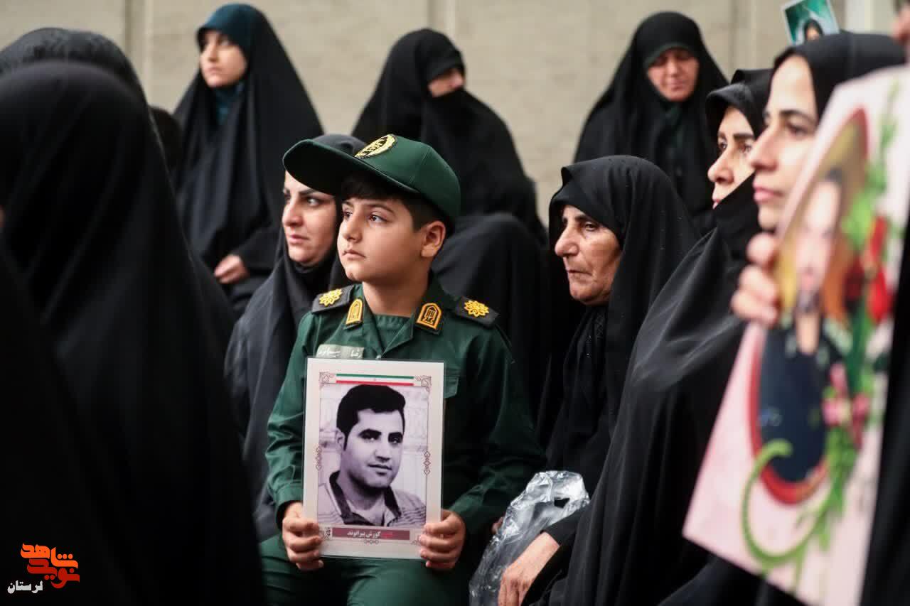 دیدار خانواده شهدای لرستانی دفاع مقدس ۱۲ روزه با رهبر انقلاب