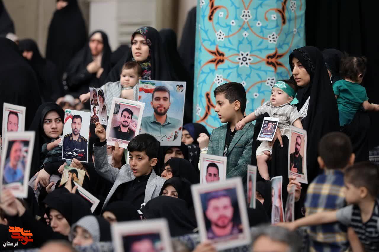 دیدار خانواده شهدای لرستانی دفاع مقدس ۱۲ روزه با رهبر انقلاب