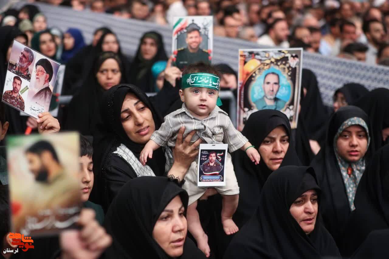 دیدار خانواده شهدای لرستانی دفاع مقدس ۱۲ روزه با رهبر انقلاب