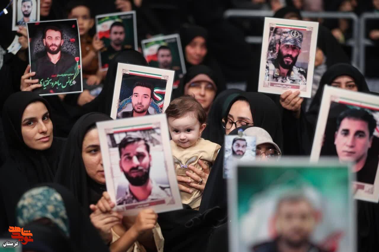 دیدار خانواده شهدای لرستانی دفاع مقدس ۱۲ روزه با رهبر انقلاب