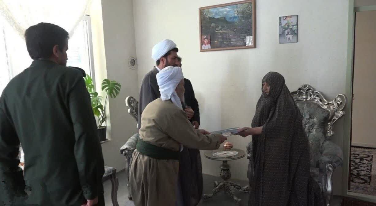 تجلیل و تکریم از خانواده معظم شهدا در شهرستان تکاب