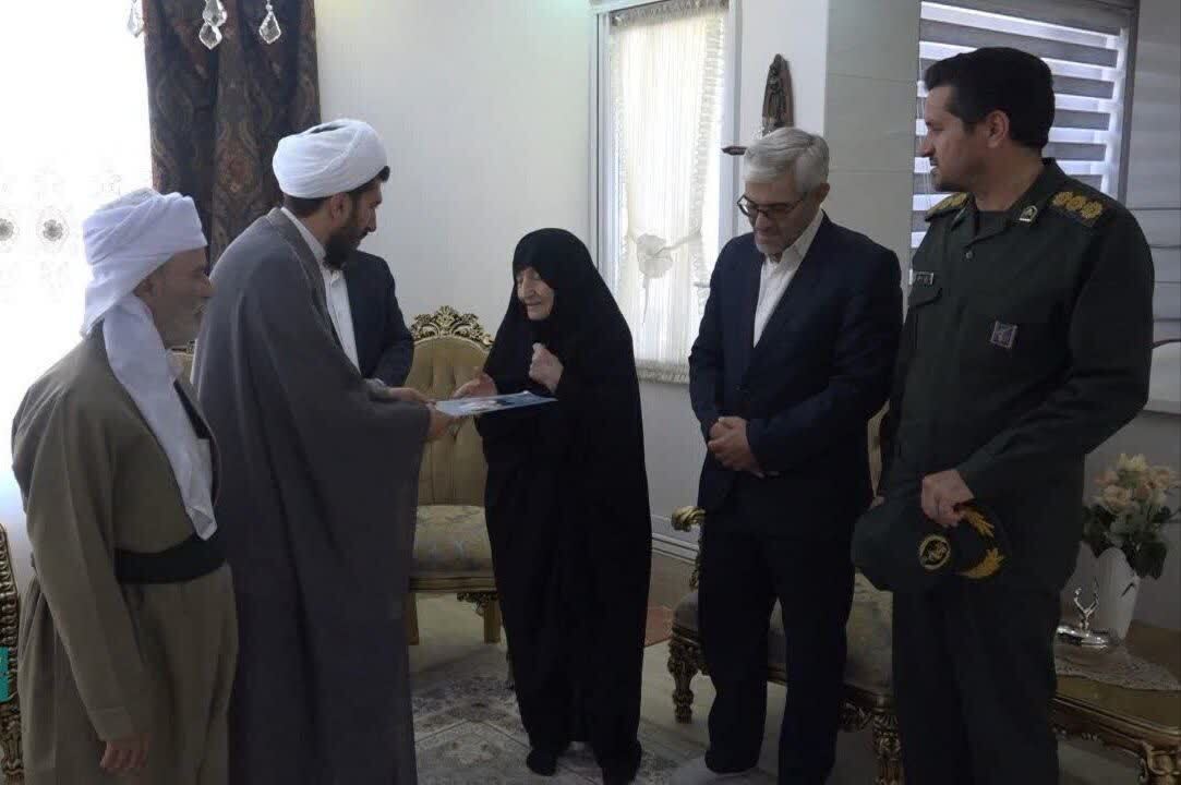 تجلیل و تکریم از خانواده معظم شهدا در شهرستان تکاب