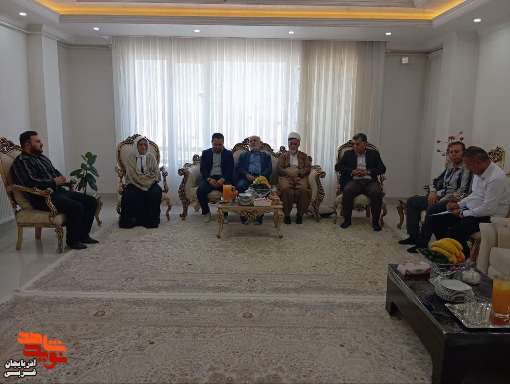 دیدار جمعی از مسئولان بوکان به مناسبت هفته وحدت با خانواده شهدا و ایثارگران دیدار جمعی از مسئولان بوکان به مناسبت هفته وحدت با خانواده شهدا و ایثارگران