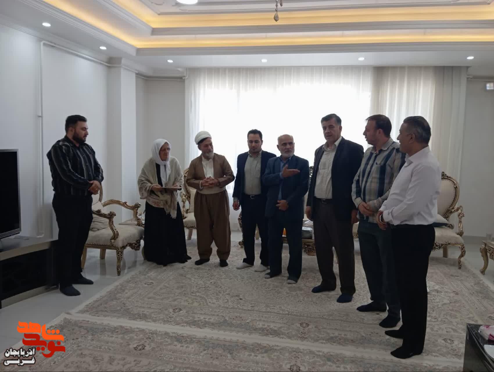 دیدار جمعی از مسئولان بوکان به مناسبت هفته وحدت با خانواده شهدا و ایثارگران دیدار جمعی از مسئولان بوکان به مناسبت هفته وحدت با خانواده شهدا و ایثارگران