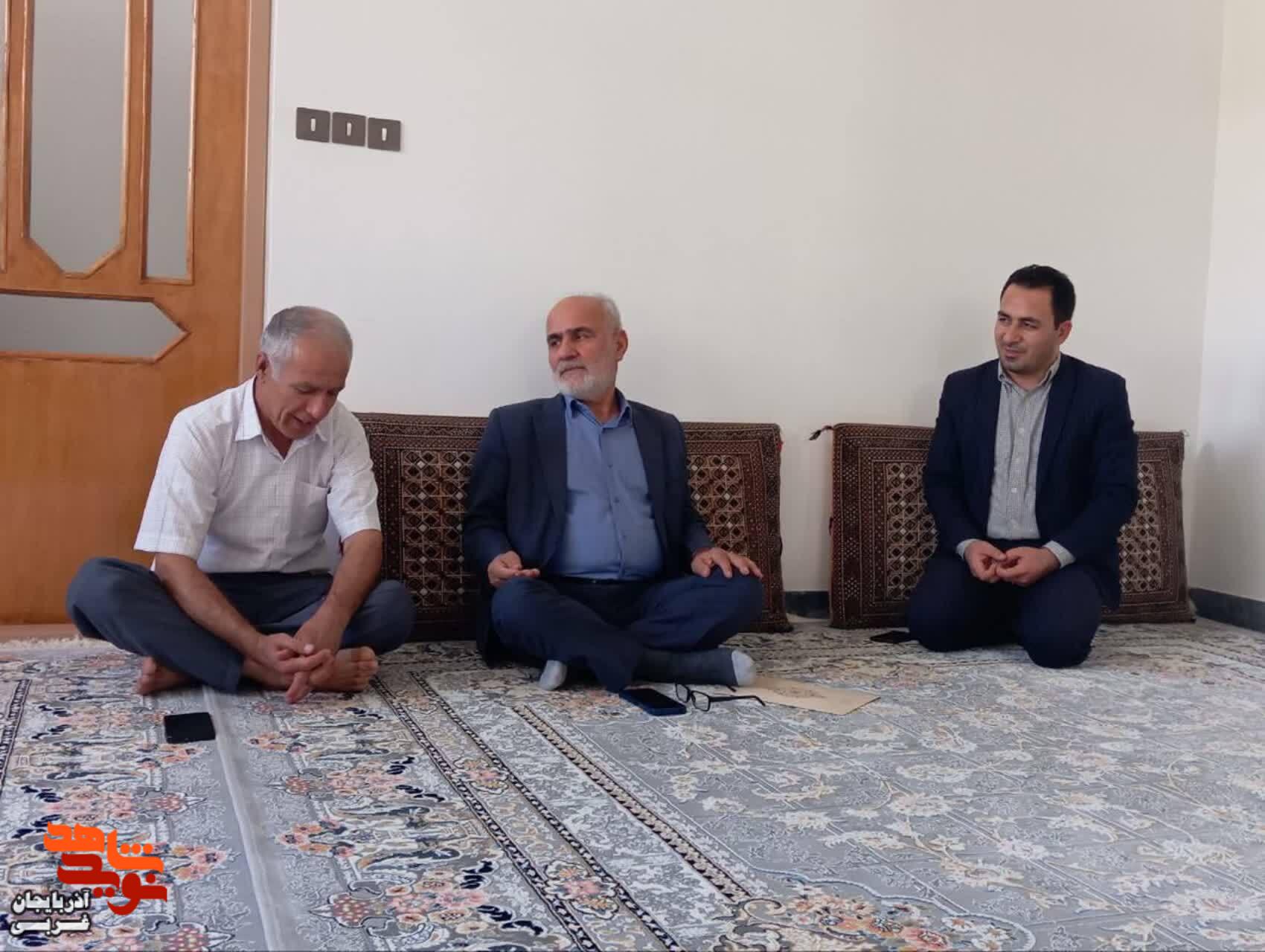 دیدار جمعی از مسئولان بوکان به مناسبت هفته وحدت با خانواده شهدا و ایثارگران دیدار جمعی از مسئولان بوکان به مناسبت هفته وحدت با خانواده شهدا و ایثارگران