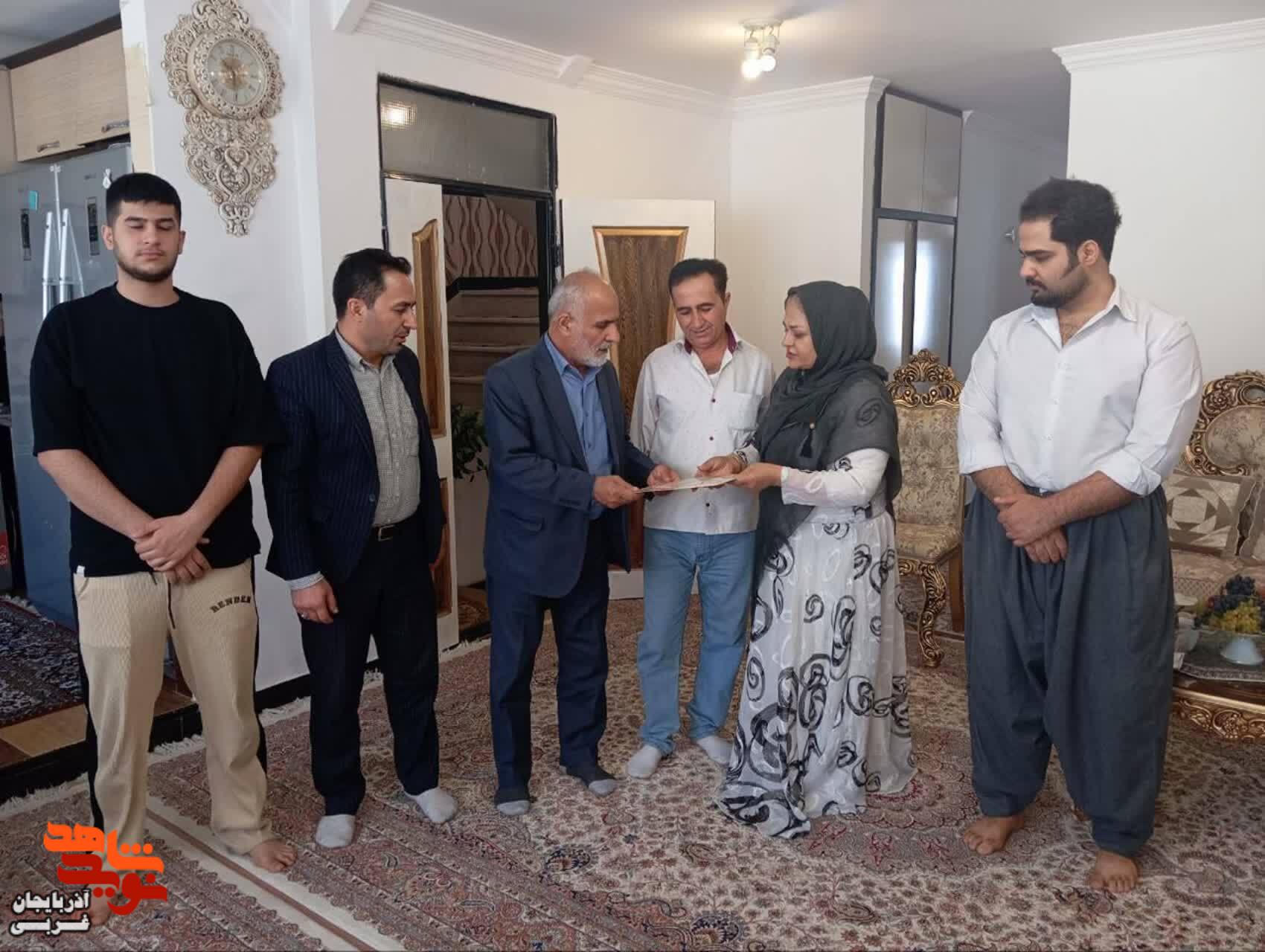 دیدار جمعی از مسئولان بوکان به مناسبت هفته وحدت با خانواده شهدا و ایثارگران دیدار جمعی از مسئولان بوکان به مناسبت هفته وحدت با خانواده شهدا و ایثارگران