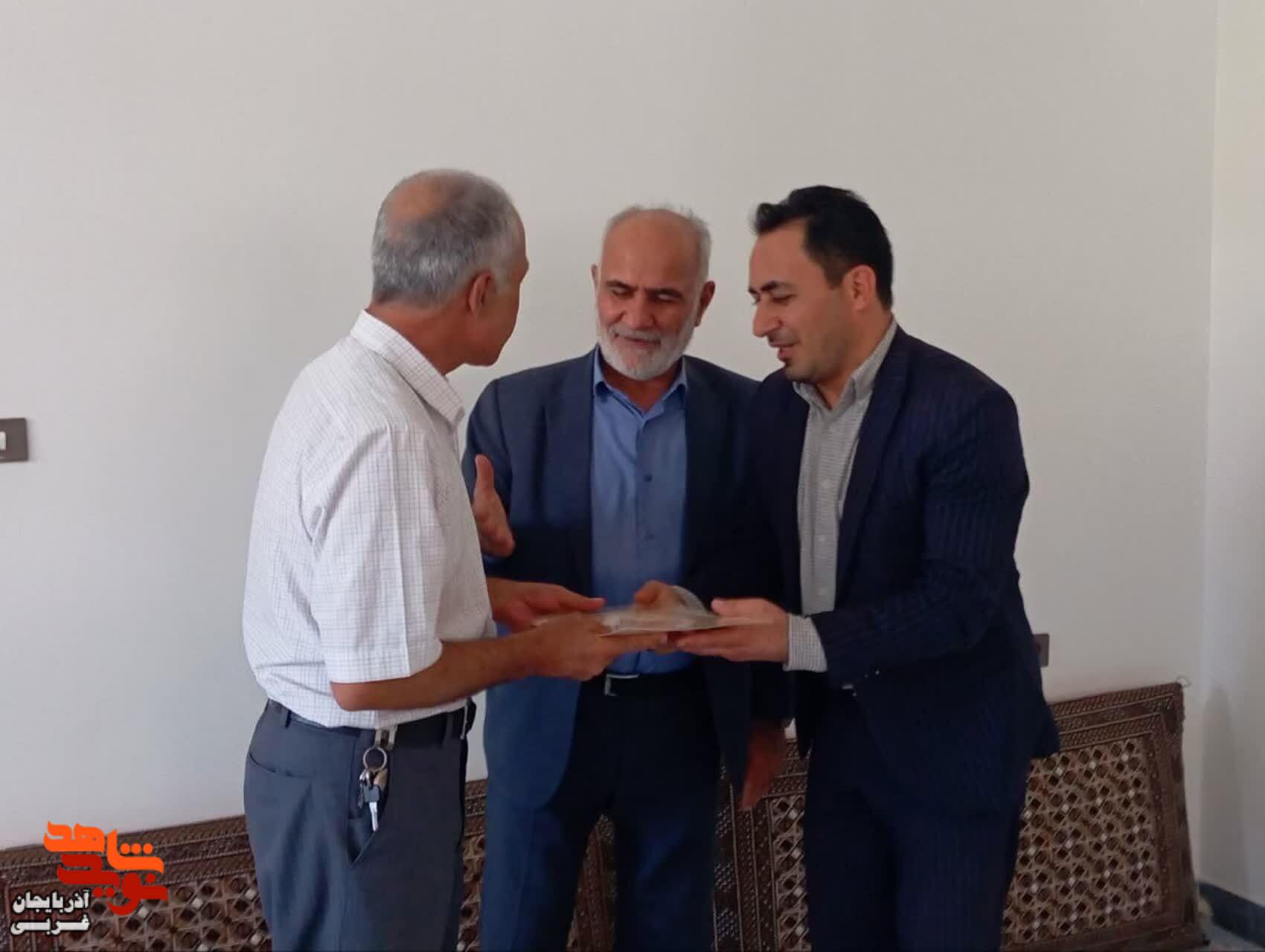 دیدار جمعی از مسئولان بوکان به مناسبت هفته وحدت با خانواده شهدا و ایثارگران دیدار جمعی از مسئولان بوکان به مناسبت هفته وحدت با خانواده شهدا و ایثارگران