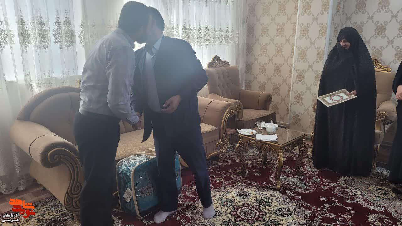 دیدار جمعی از مسئولان میاندوآب با خانواده ایثارگران