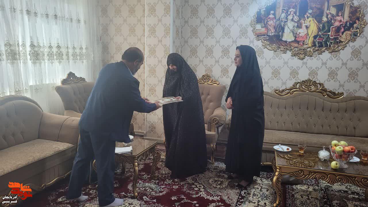 دیدار جمعی از مسئولان میاندوآب با خانواده ایثارگران