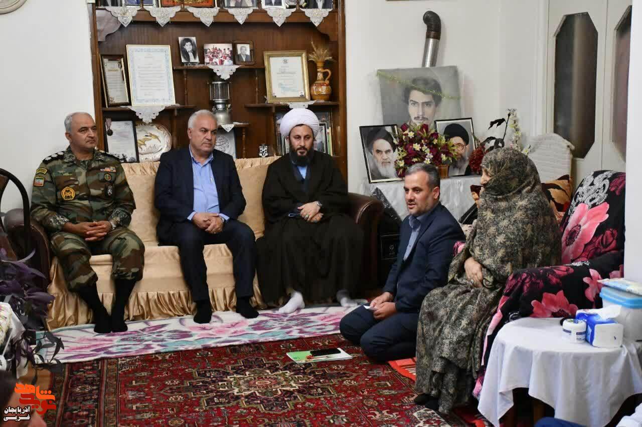 دیدارمسئولان شهر خوی با خانواده شهدا و ایثارگران