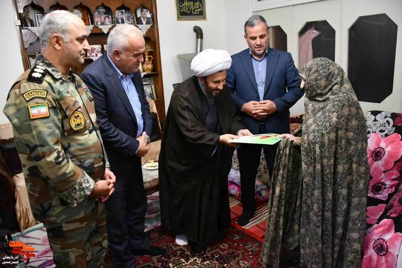 دیدارمسئولان شهر خوی با خانواده شهدا و ایثارگران