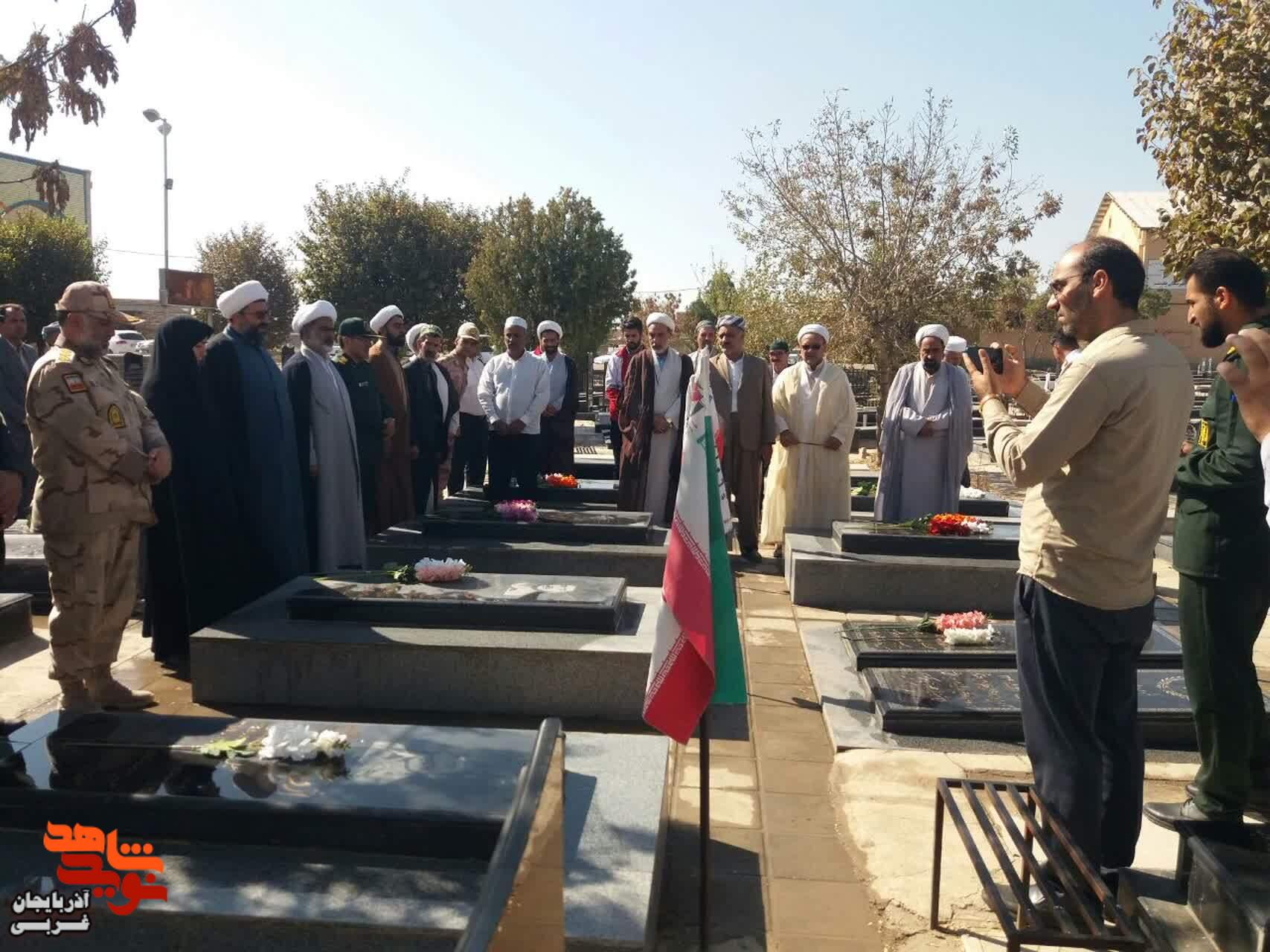 غبار روبی و عطر افشانی گلزار شهدای پلدشت به مناسبت هفته وحدت