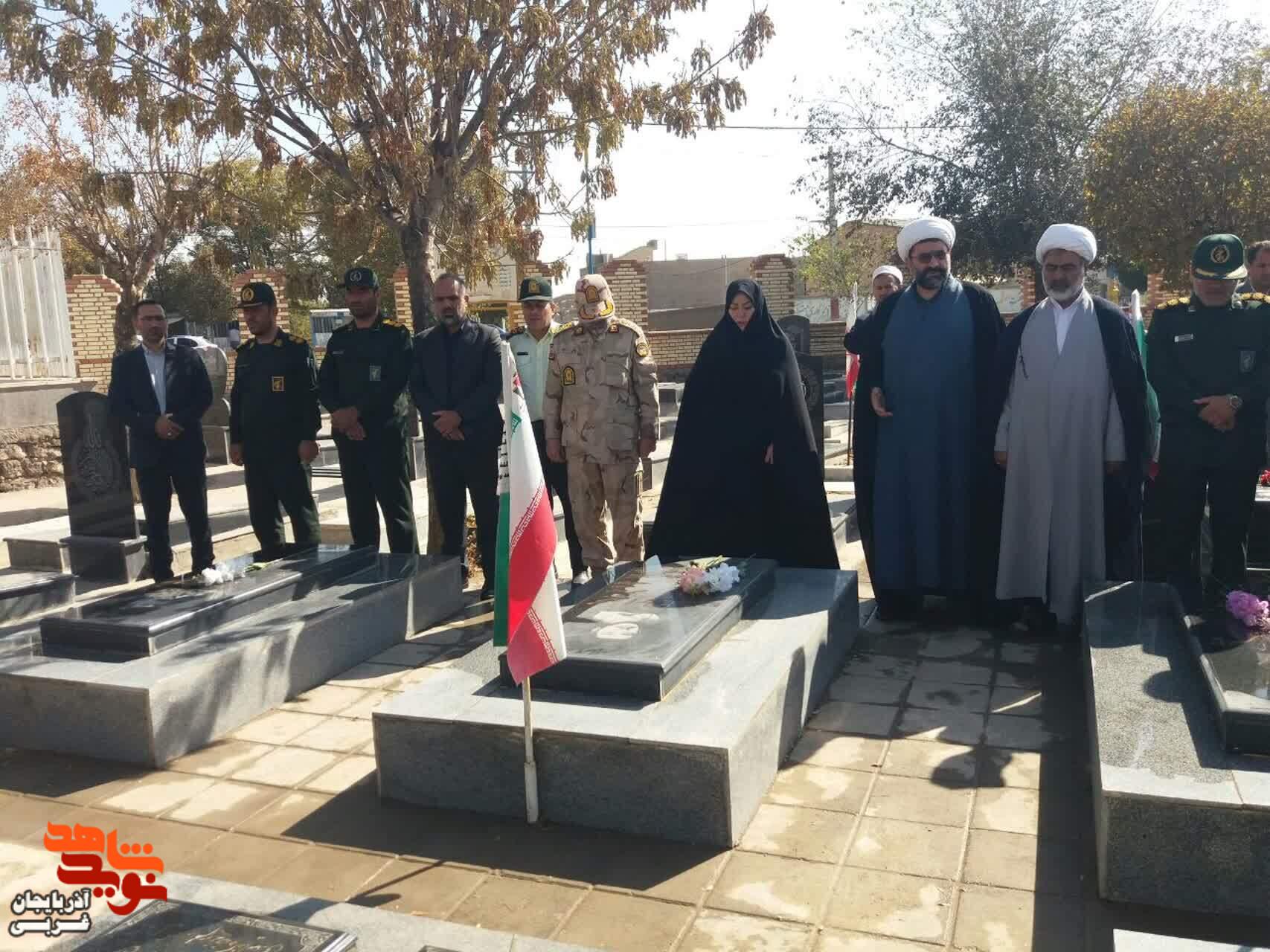 غبار روبی و عطر افشانی گلزار شهدای پلدشت به مناسبت هفته وحدت