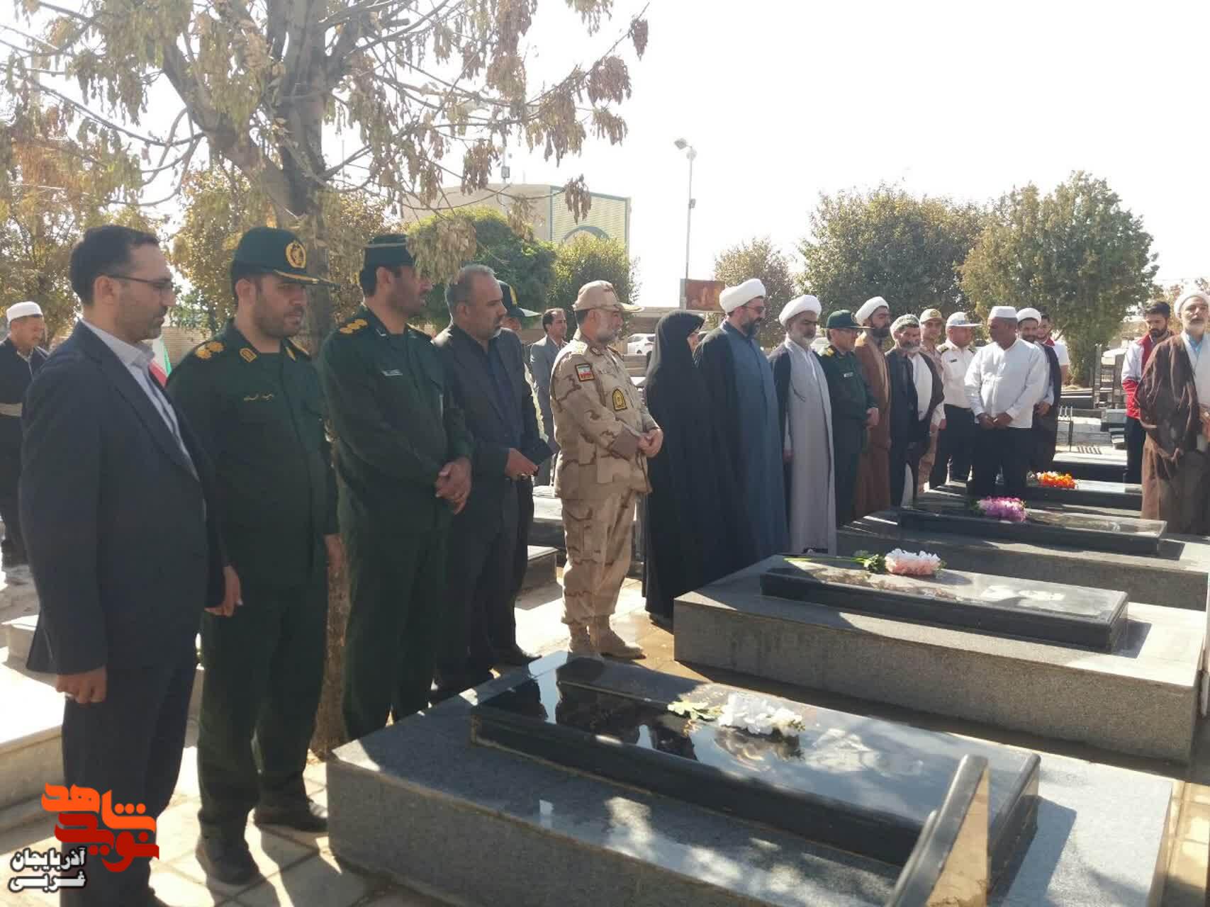 غبار روبی و عطر افشانی گلزار شهدای پلدشت به مناسبت هفته وحدت