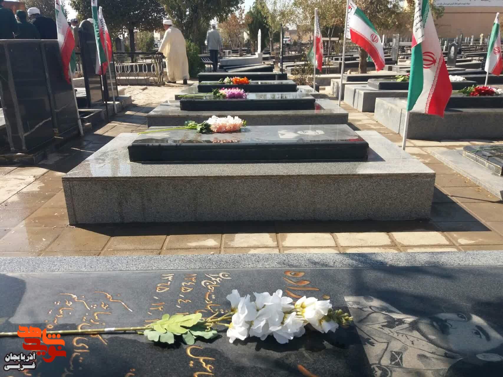 غبار روبی و عطر افشانی گلزار شهدای پلدشت به مناسبت هفته وحدت