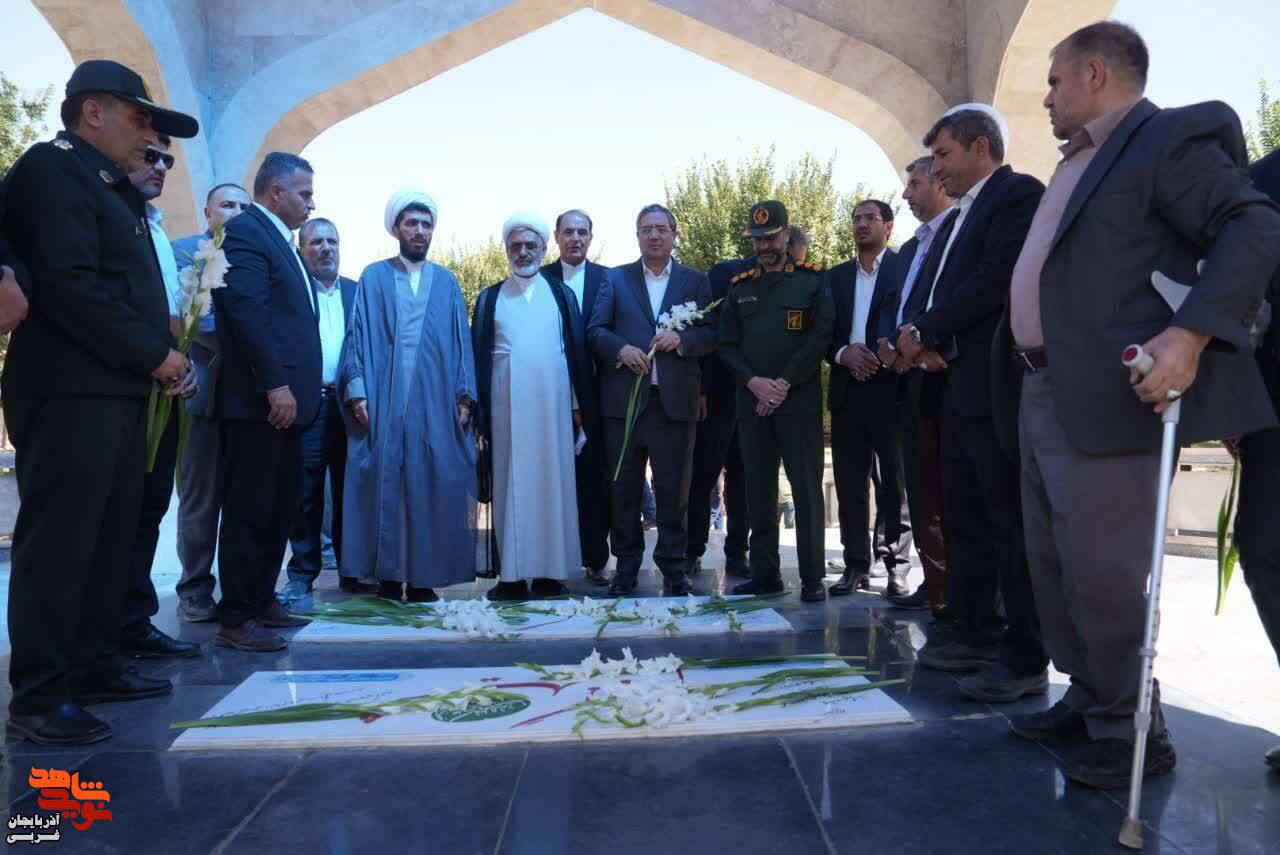 ادای احترام استاندار آذربایجان‌غربی به مقام شامخ شهدای شهرستان تکاب