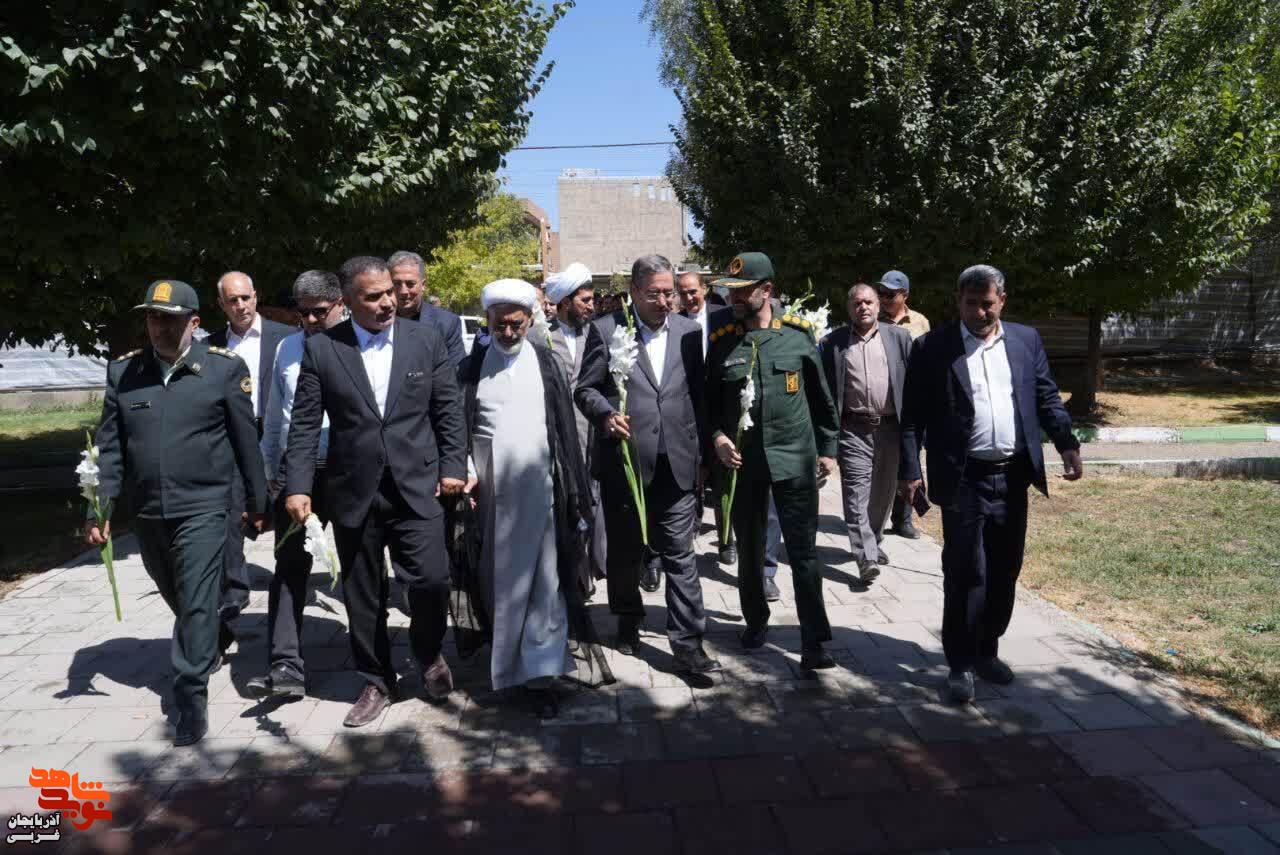 ادای احترام استاندار آذربایجان‌غربی به مقام شامخ شهدای شهرستان تکاب