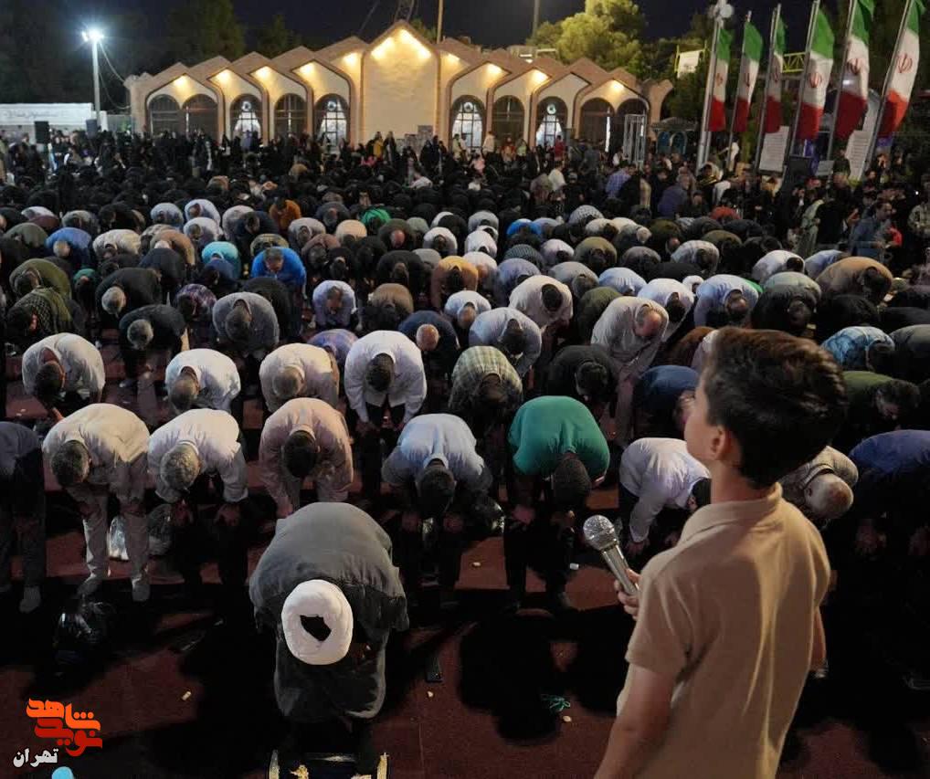گزارش تصویری/ نماز جماعت در گلزار شهدا