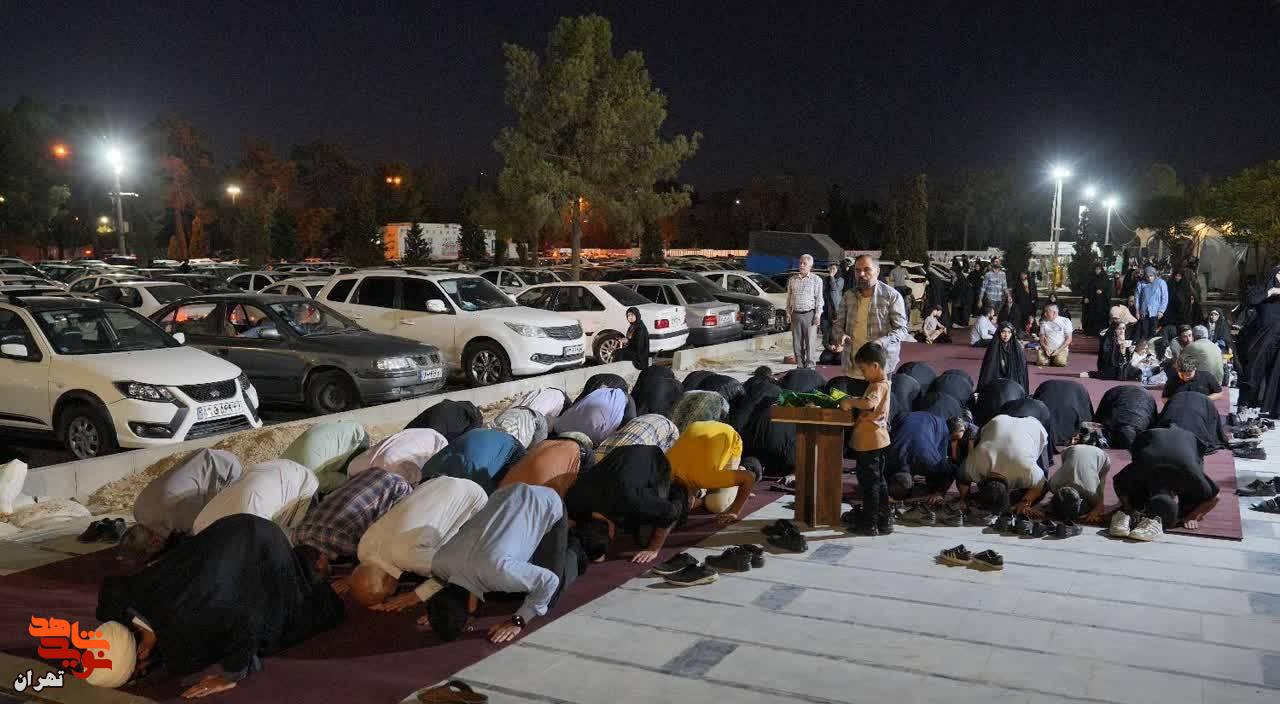 گزارش تصویری/ نماز جماعت در گلزار شهدا