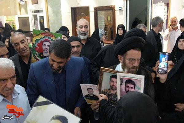 امام جمعه خرم‎‌آباد با خانواده شهدای دفاع مقدس ۱۲روزه لرستان در مشهد دیدار کرد