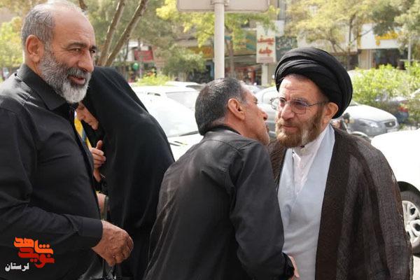امام جمعه خرم‎‌آباد با خانواده شهدای دفاع مقدس ۱۲روزه لرستان در مشهد دیدار کرد