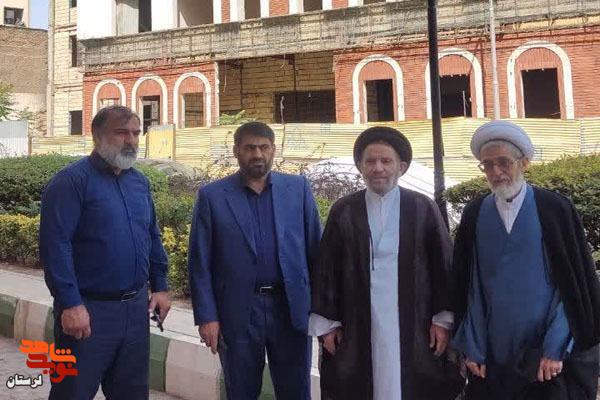 امام جمعه خرم‎‌آباد با خانواده شهدای دفاع مقدس ۱۲روزه لرستان در مشهد دیدار کرد