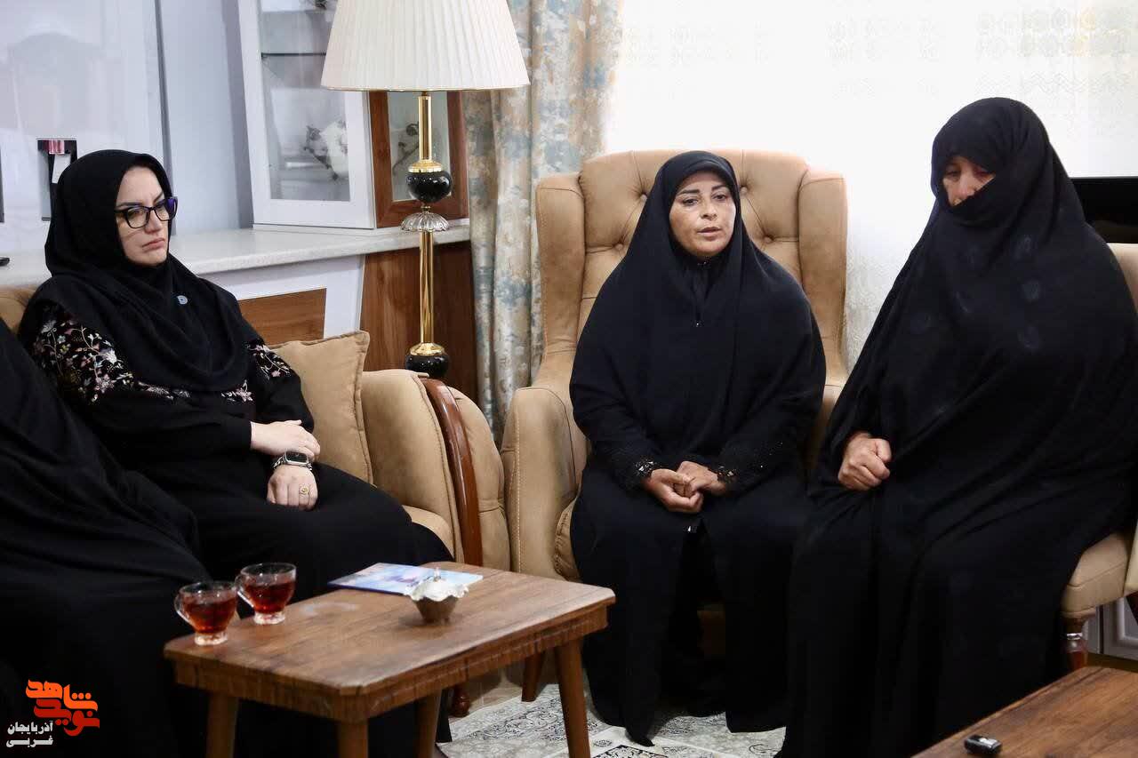 دیدار مدیرکل بنیاد شهید و امورایثارگران آذربایجان غربی و دبیرکل نهاد کتابخانه های عمومی کشور با خانواده شهید والامقام «توحید مرادی» در ارومیه