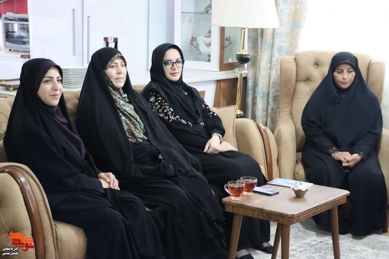 دیدار مدیرکل بنیاد شهید و امورایثارگران آذربایجان غربی و دبیرکل نهاد کتابخانه های عمومی کشور با خانواده شهید والامقام «توحید مرادی» در ارومیه