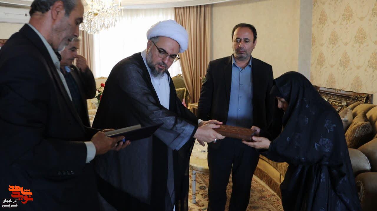 دیدار مسئول حوزه نمایندگی ولی فقیه در منطقه ۳ کشوری و مهندس جلیلی مدیرکل بنیاد شهید و امورایثارگران آذربایجان غربی با همسر جانباز و آزاده متوفی «علیرضا قلی زاده» در ارومیه