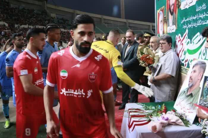 تجلیل از خانواده معظم شهدا و جانبازان در مراسم هفته دفاع مقدس پیش از دیدار پرسپولیس و چادرملو