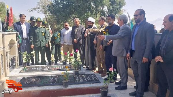 ادای احترام مسئولین دلفان به مقام شامخ شهدای دولت