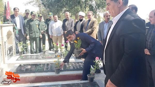 ادای احترام مسئولین دلفان به مقام شامخ شهدای دولت