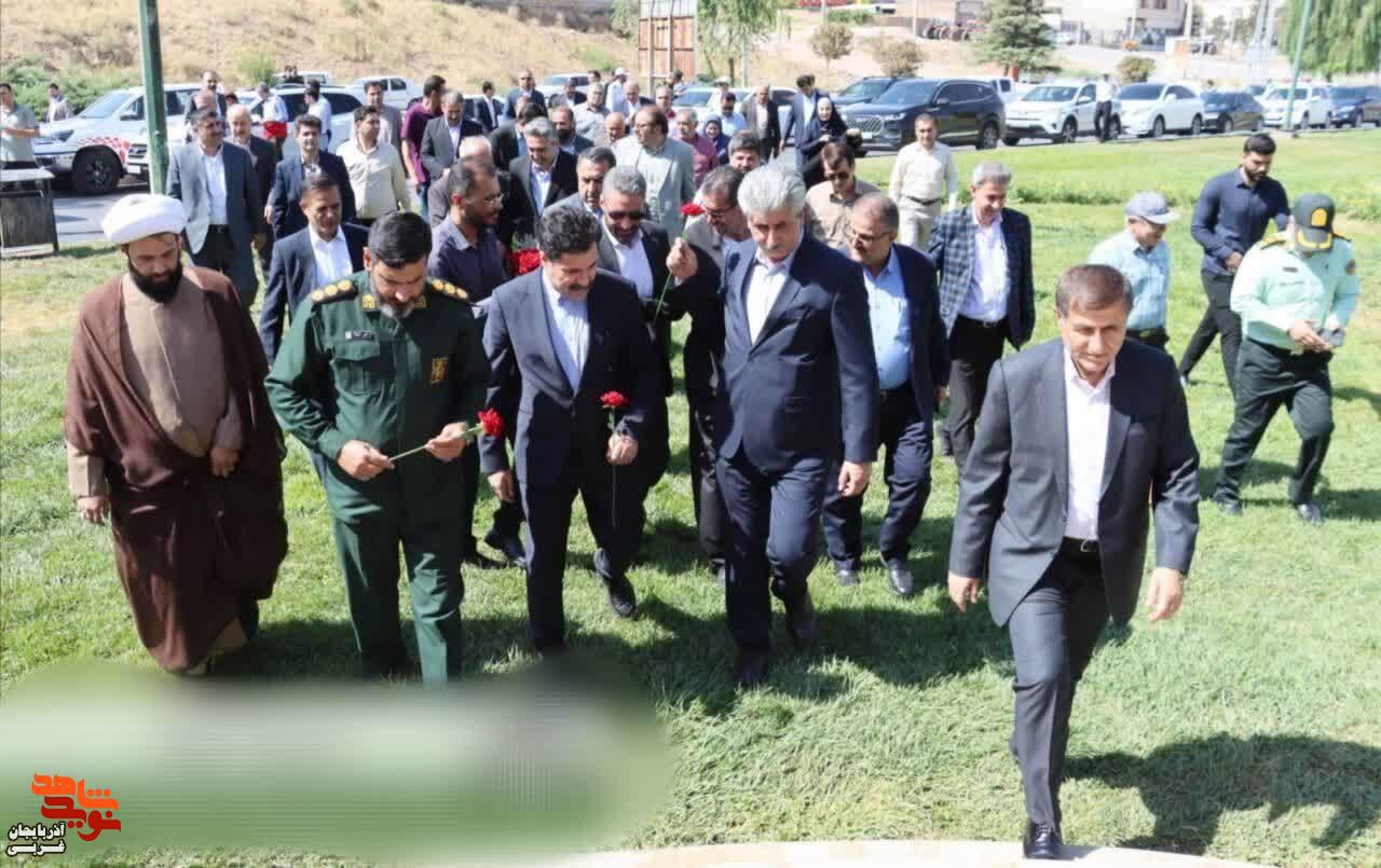 گلباران مزار شهدا توسط معاون رییس جمهور در مهاباد