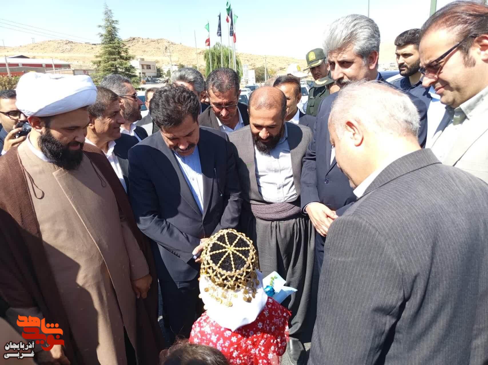 گلباران مزار شهدا توسط معاون رییس جمهور در مهاباد